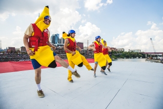 Team Banana Flug performs their routine at Red Bull Flugtag in Nashville, TN, USA on 23 September, 2017. // Matt Shaw / Red Bull Content Pool // P-20170924-00685 // Usage for editorial use only // Please go to www.redbullcontentpool.com for further information. //